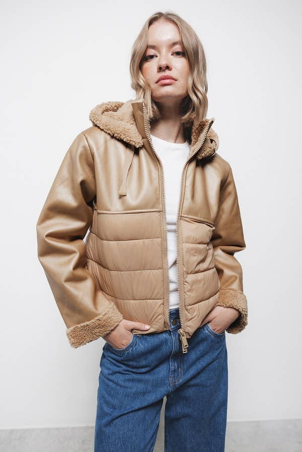 Giacca in ecopelle con cappuccio e zip