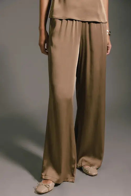 Pantaloni fluidi a gamba dritta con vita elasticizzata