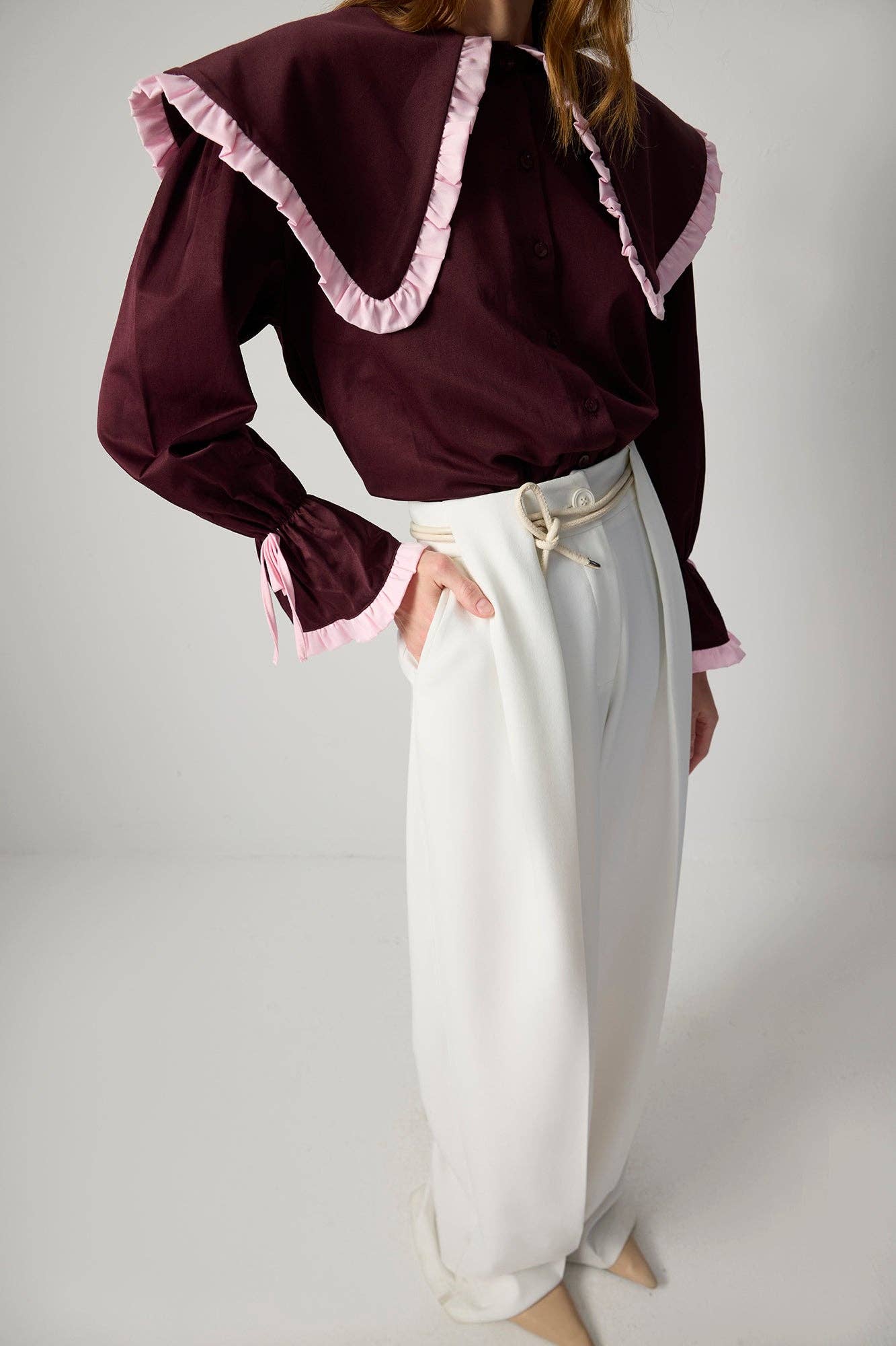 Camicia bordeaux con maxi colletto a contrasto e volant