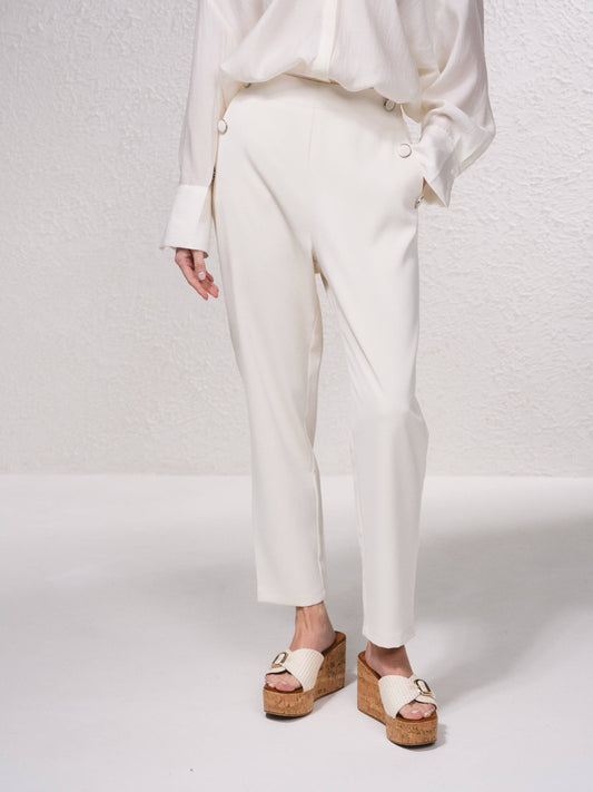 Pantaloni dritti con bottoni decorativi e vita elasticizzata