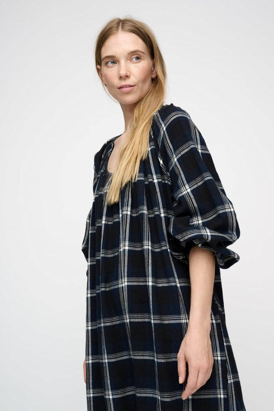 Abito lungo in raso plissé con cintura in vita