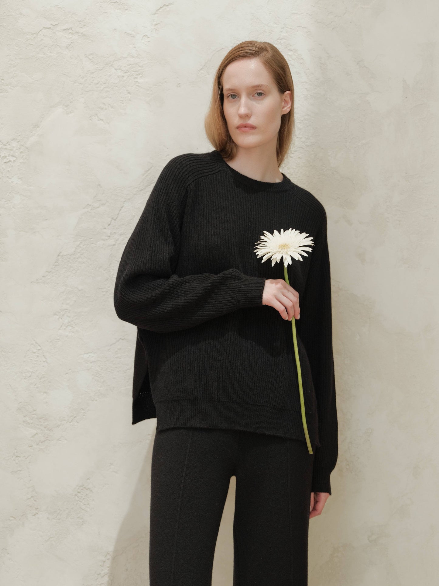 Maglione girocollo a coste con spacchi laterali in misto cashmere