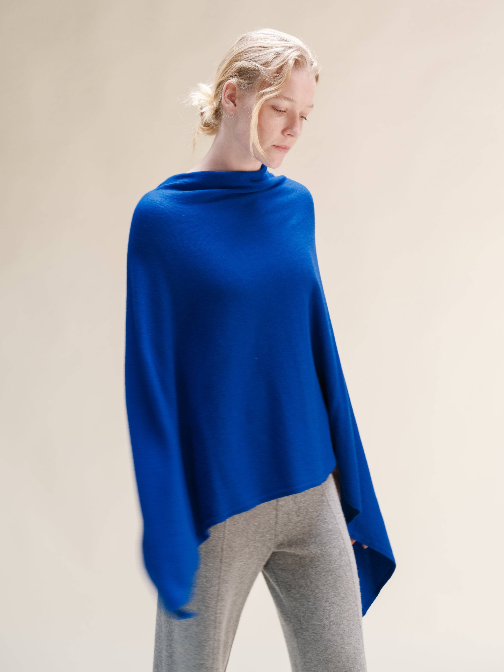 Poncho asimmetrico in misto cashmere