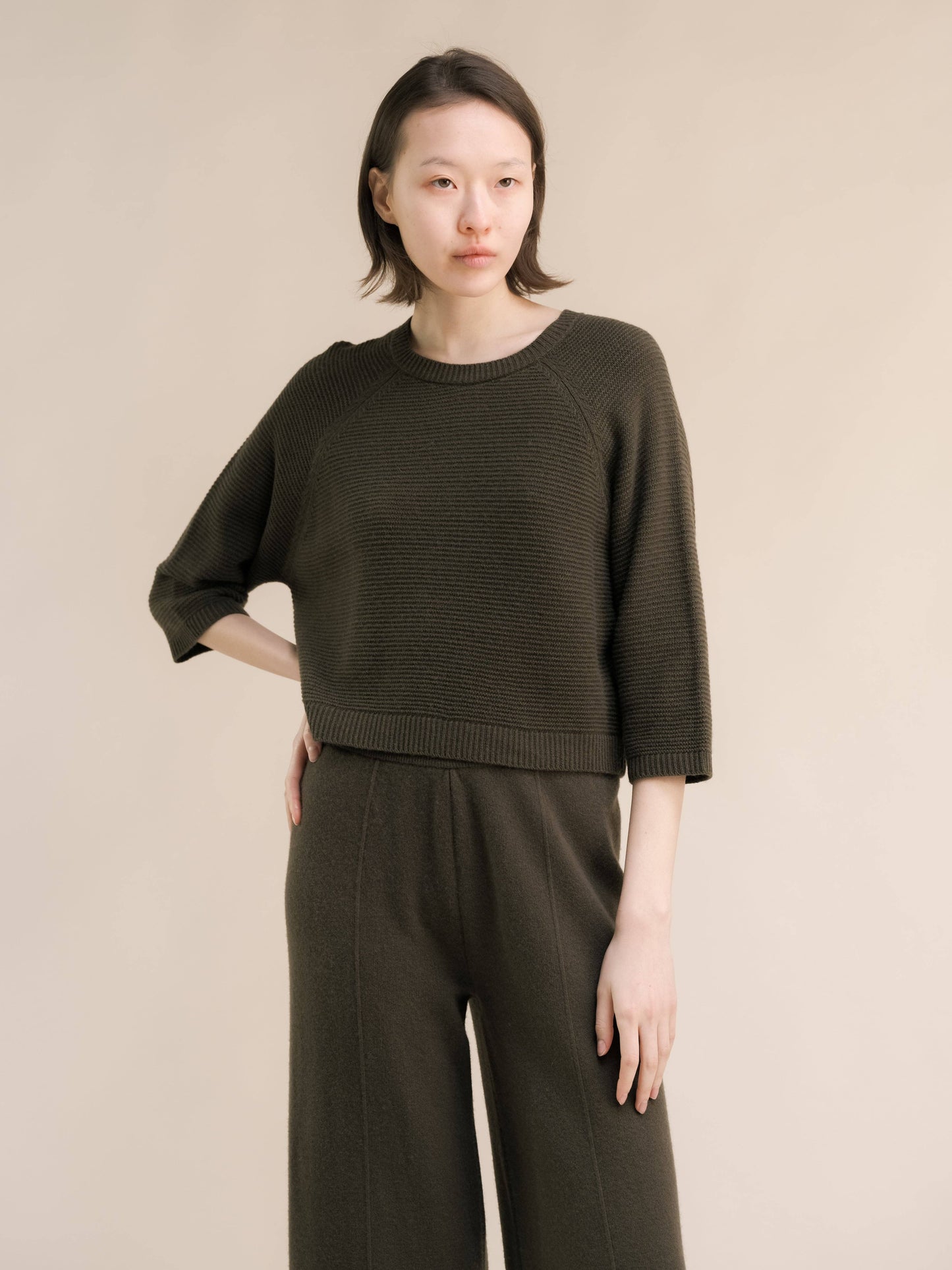 Maglione cropped in misto cashmere con maniche raglan 3/4