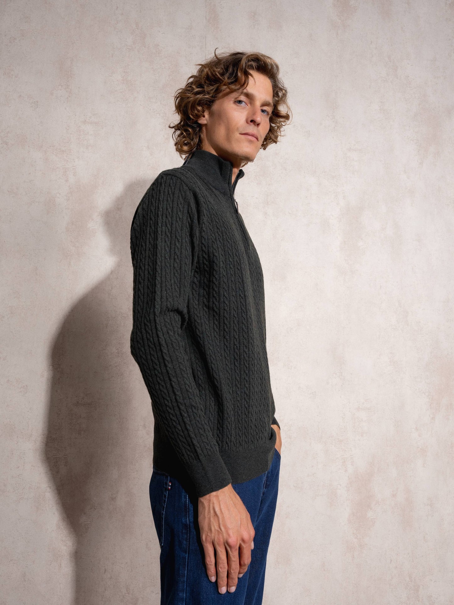 Maglia uomo a mezza zip in cotone con lavorazione a trecce