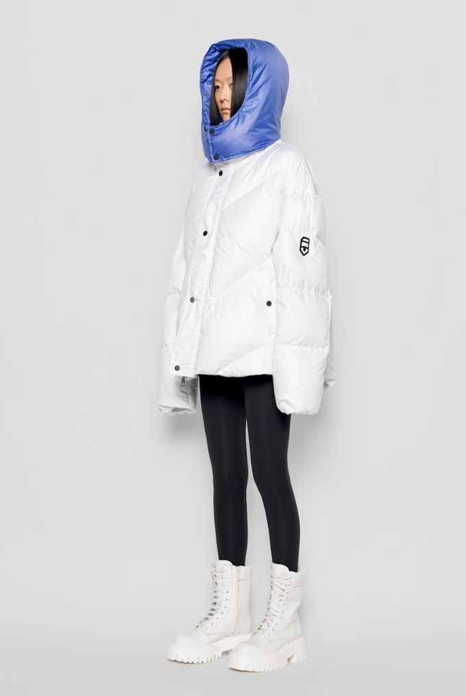 Piumino corto oversize bicolore con cappuccio