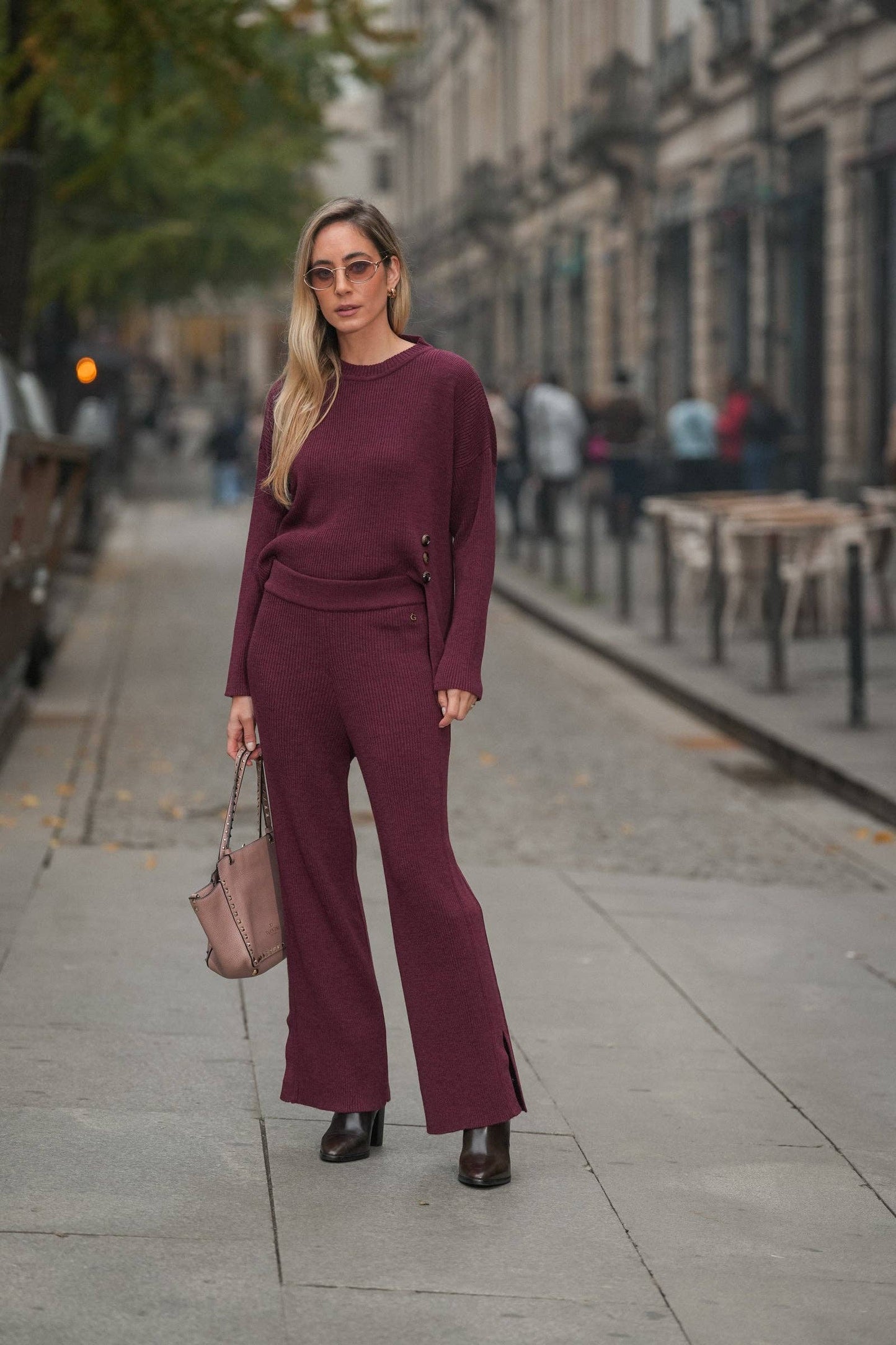 Pantaloni in maglia a coste con spacchi laterali