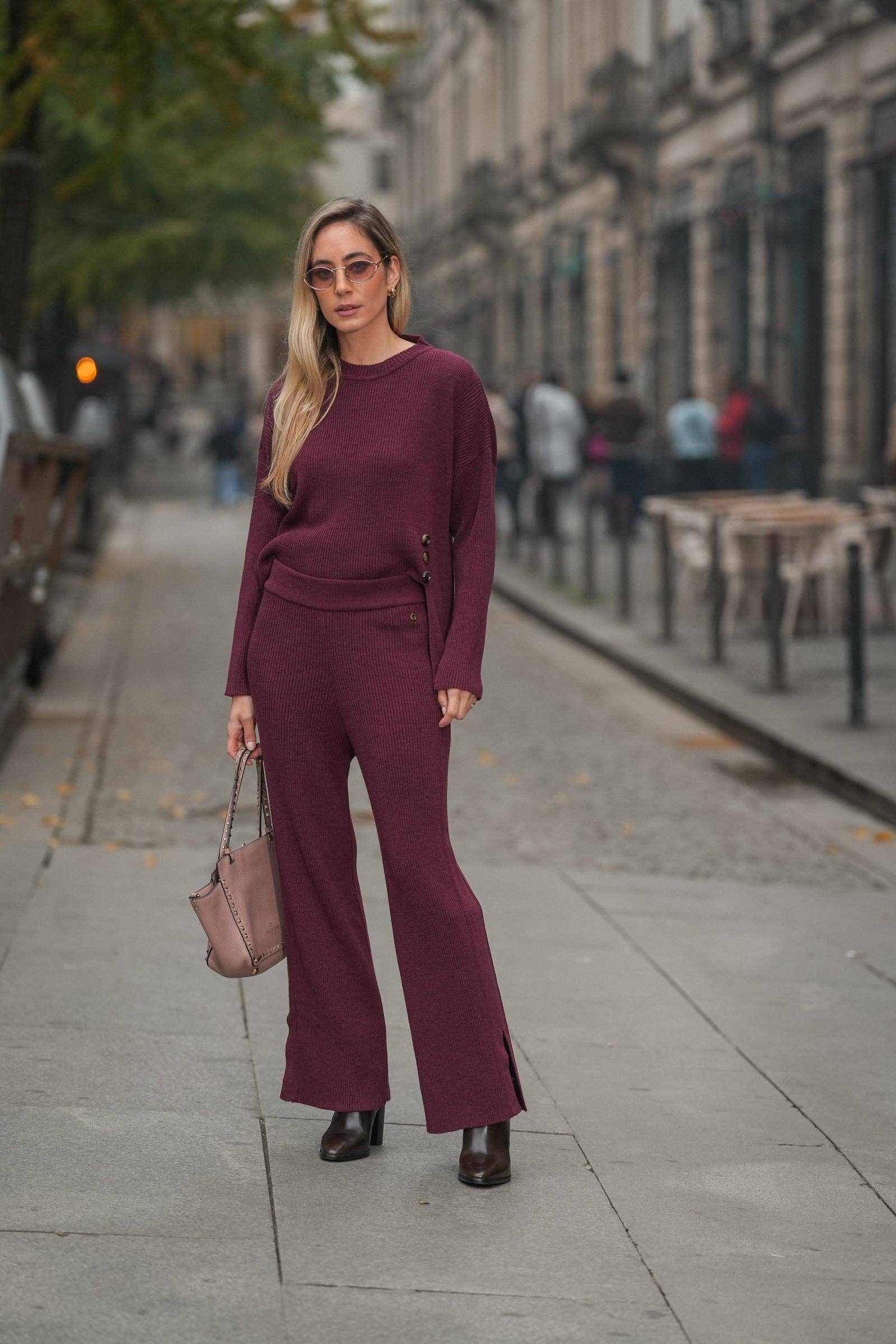 Pantaloni in maglia a coste con spacchi laterali