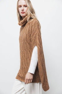 Poncho in maglia strutturata con collo alto