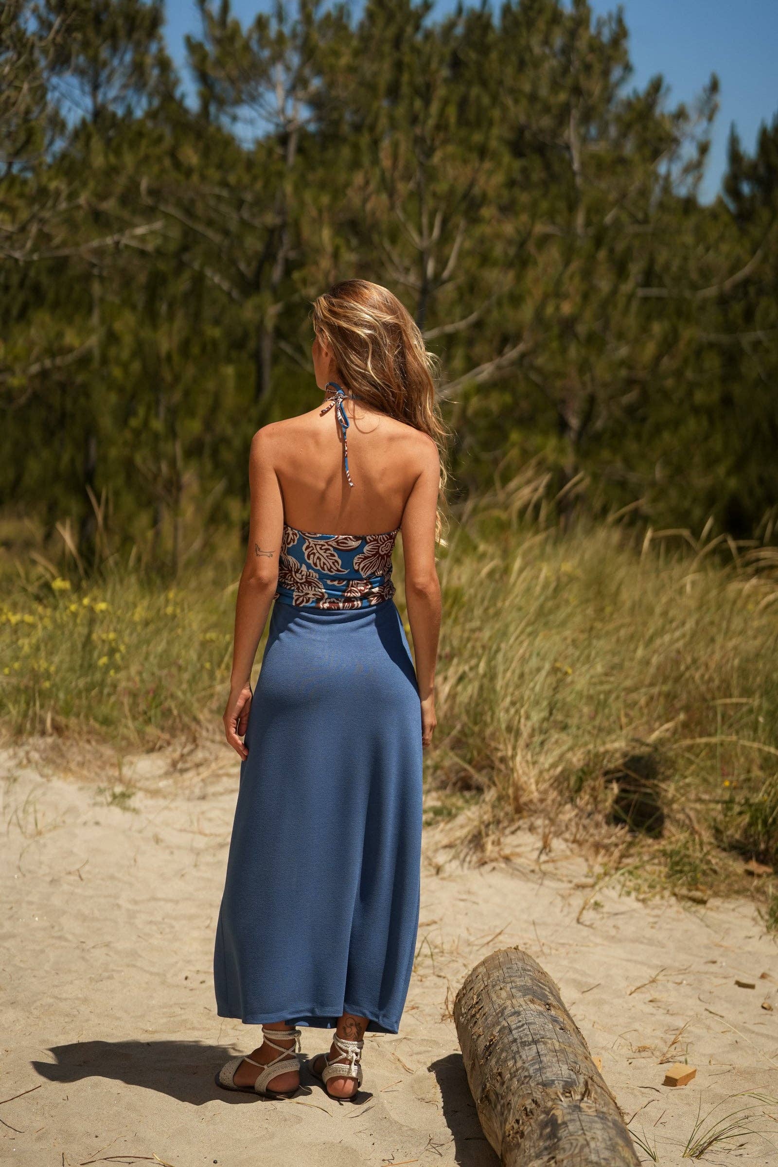 Top halter floreale blu con schiena scoperta