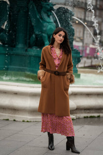 Cappotto lungo in lana con polsini in pelliccia e cintura