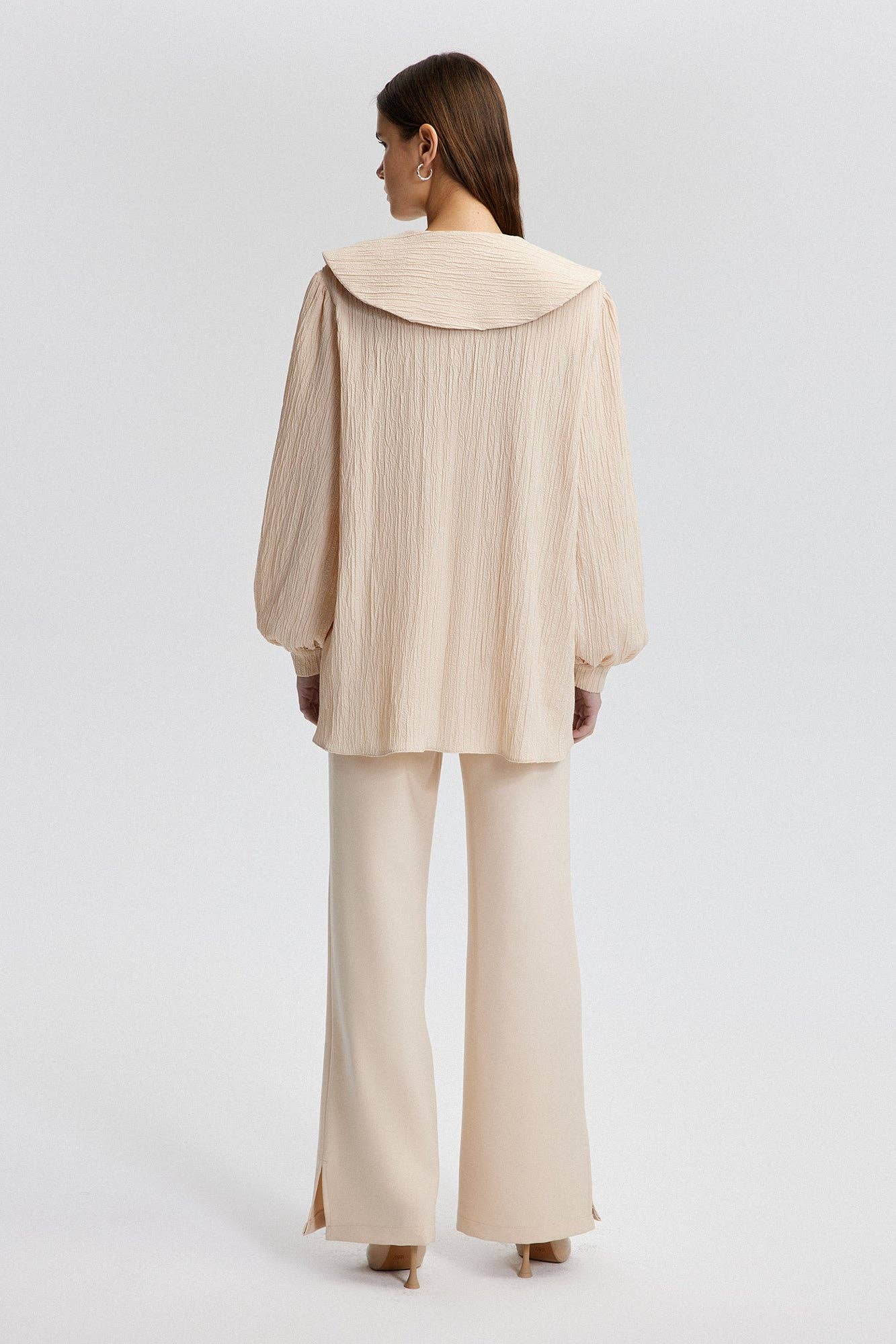 Camicia crema con maxi colletto e maniche a palloncino