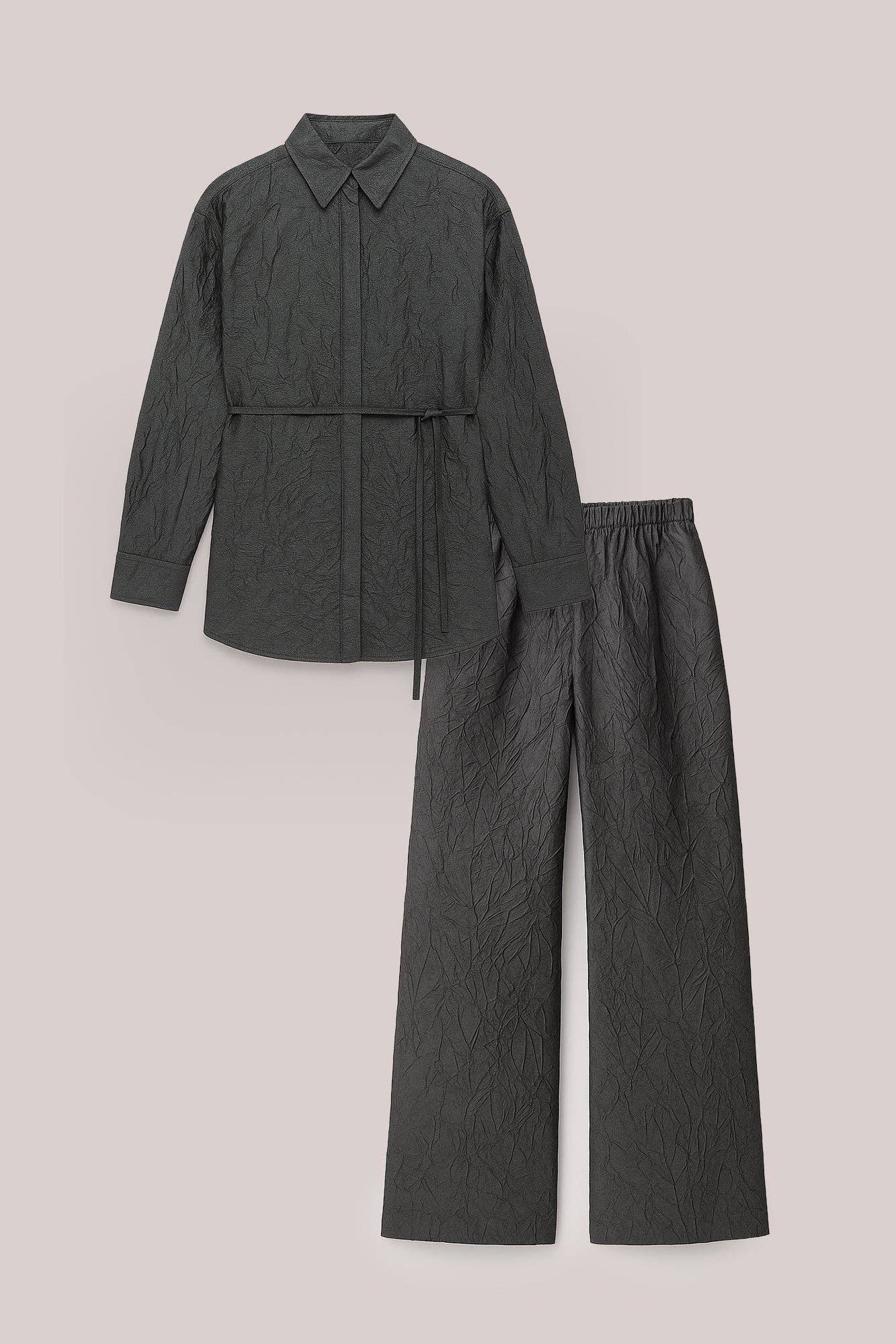 Completo camicia e pantaloni testurizzati effetto stropicciato