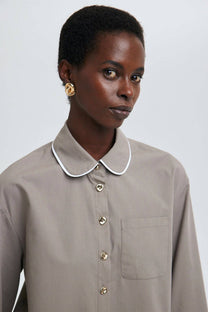 Camicia con colletto baby e polsini larghi