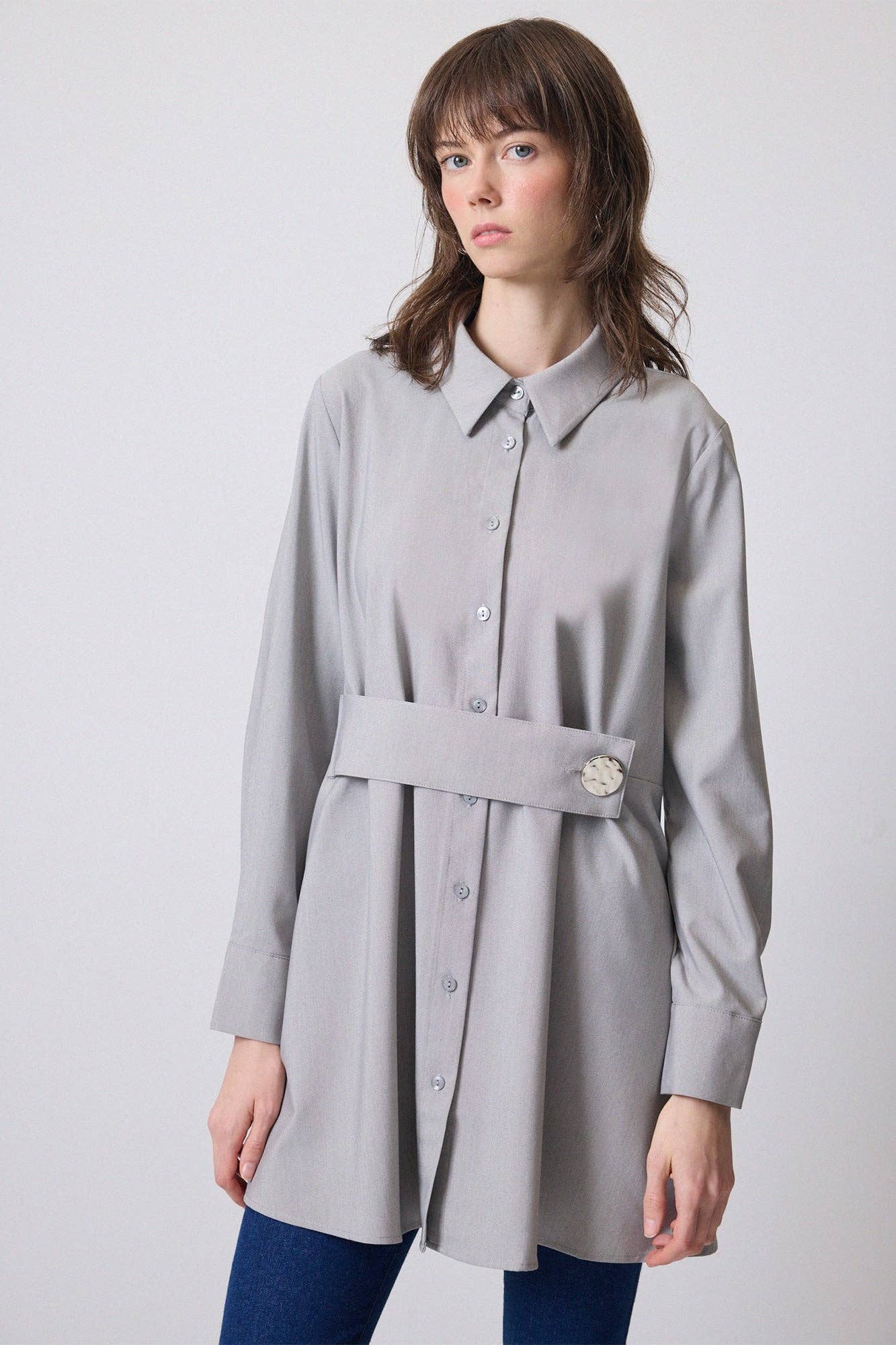 Camicia lunga in viscosa con bottoni argento e cintura