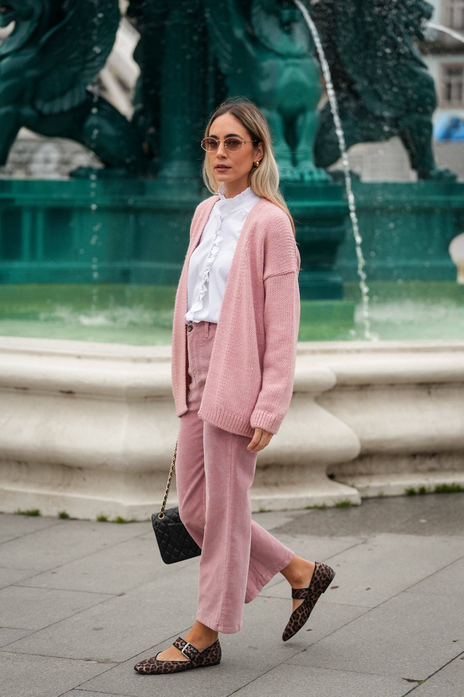 Pantaloni cropped in velluto a coste rosa