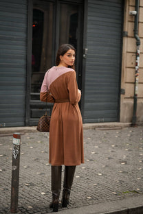 Abito midi in maglia bicolore cammello e rosa