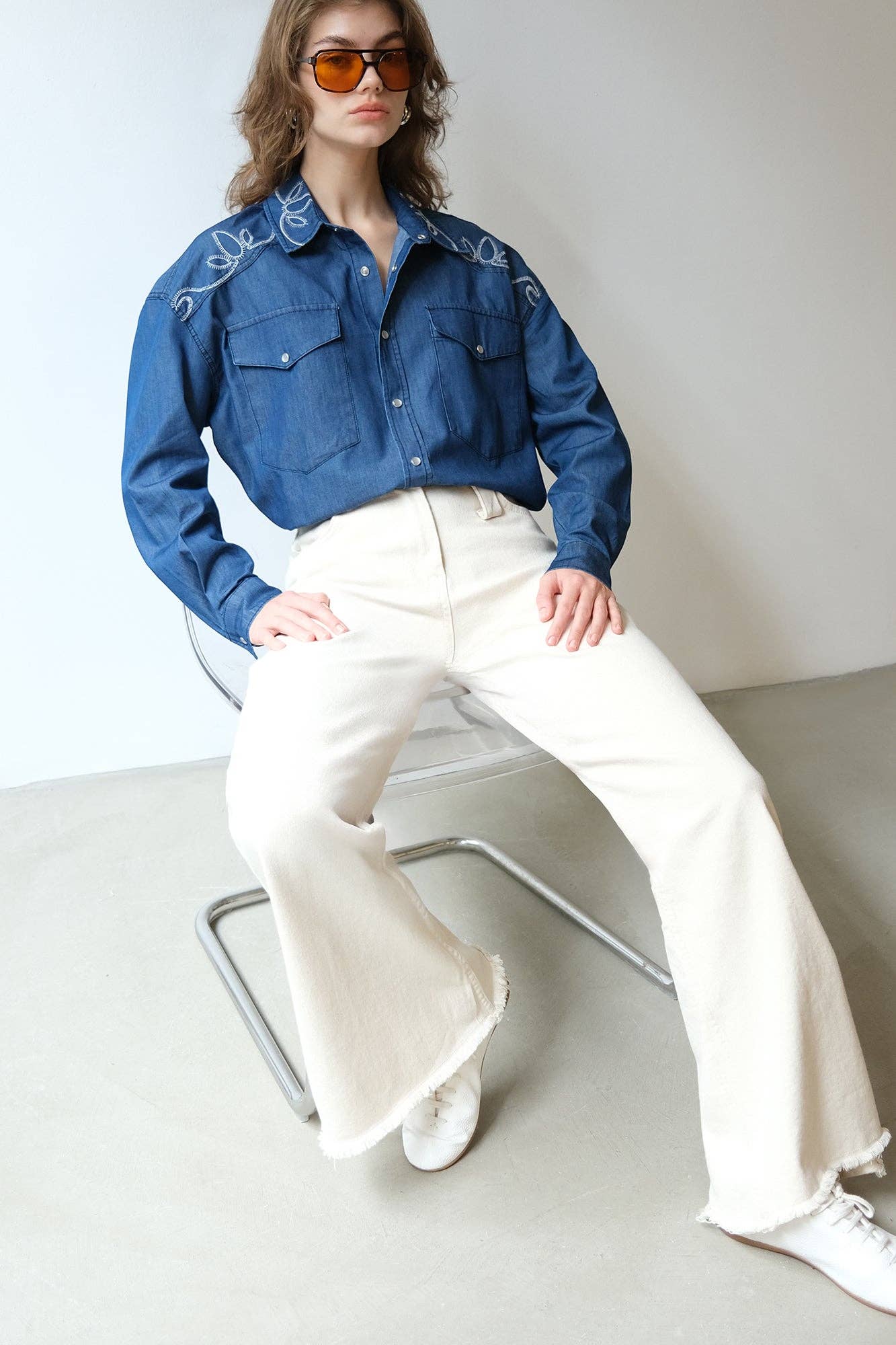 Camicia in cotone effetto denim ricamata