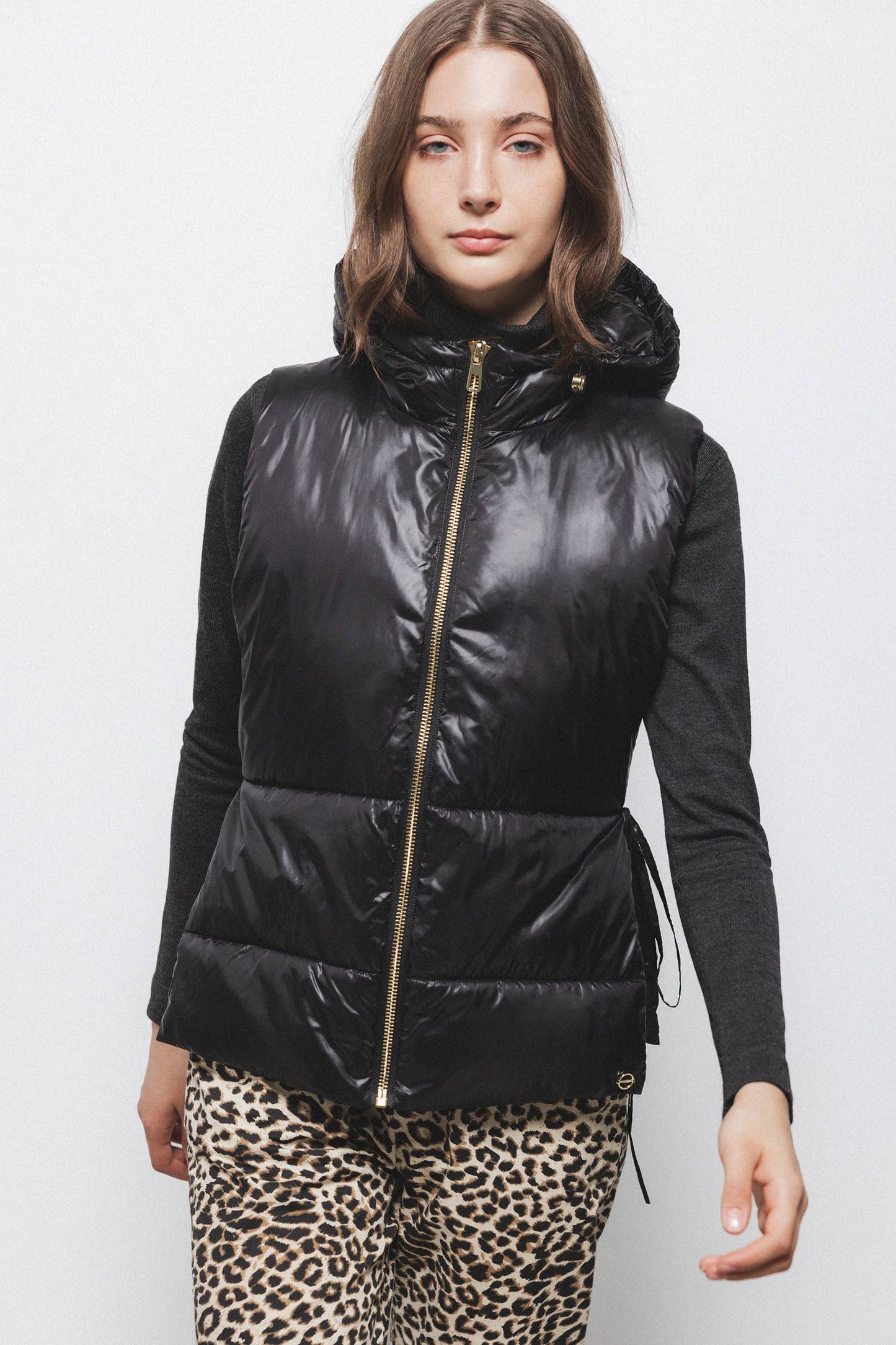 Gilet imbottito con cappuccio e lacci laterali