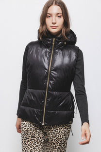Gilet imbottito con cappuccio e lacci laterali