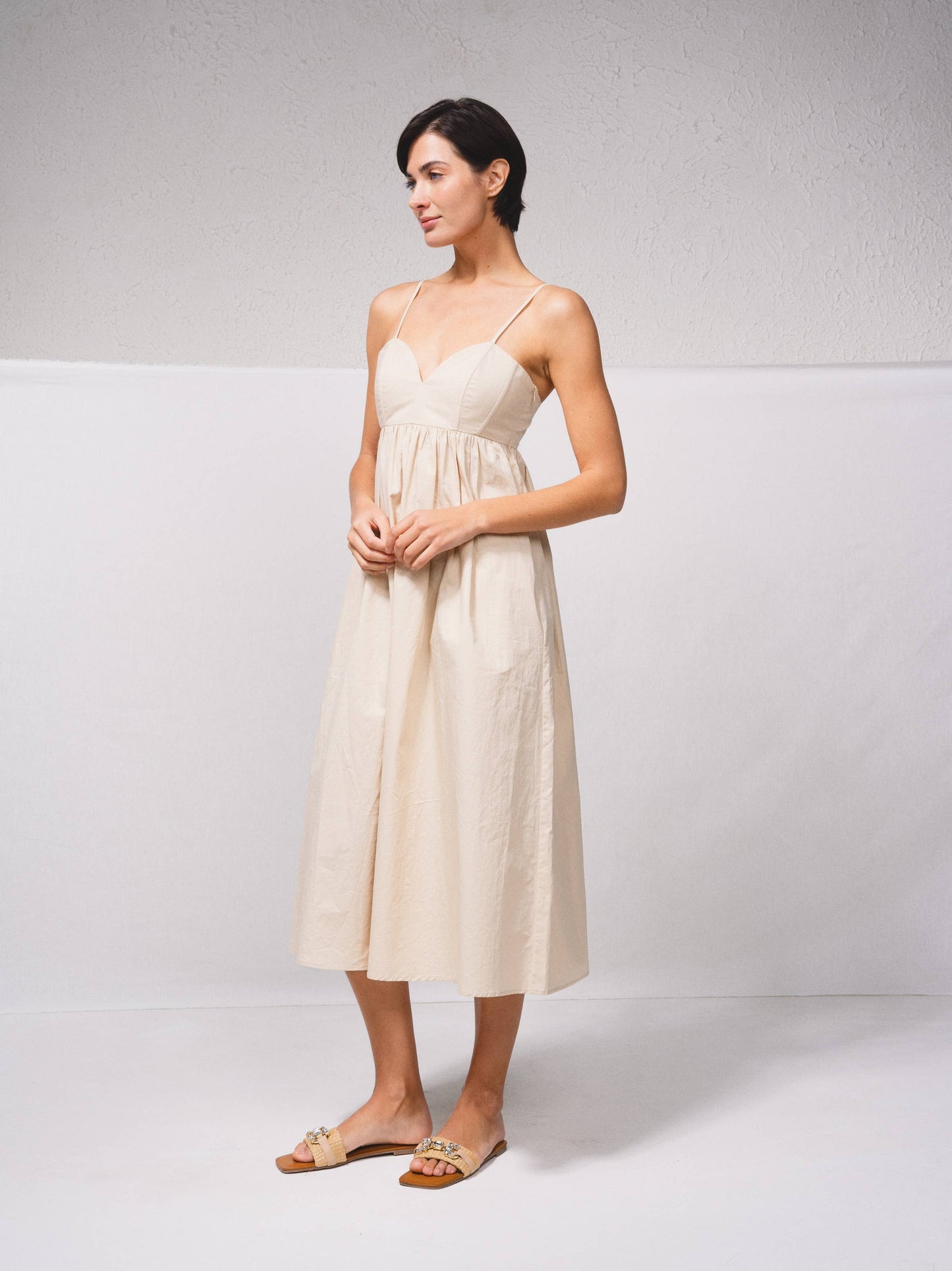 Abito midi in cotone con spalline sottili e schiena elastica