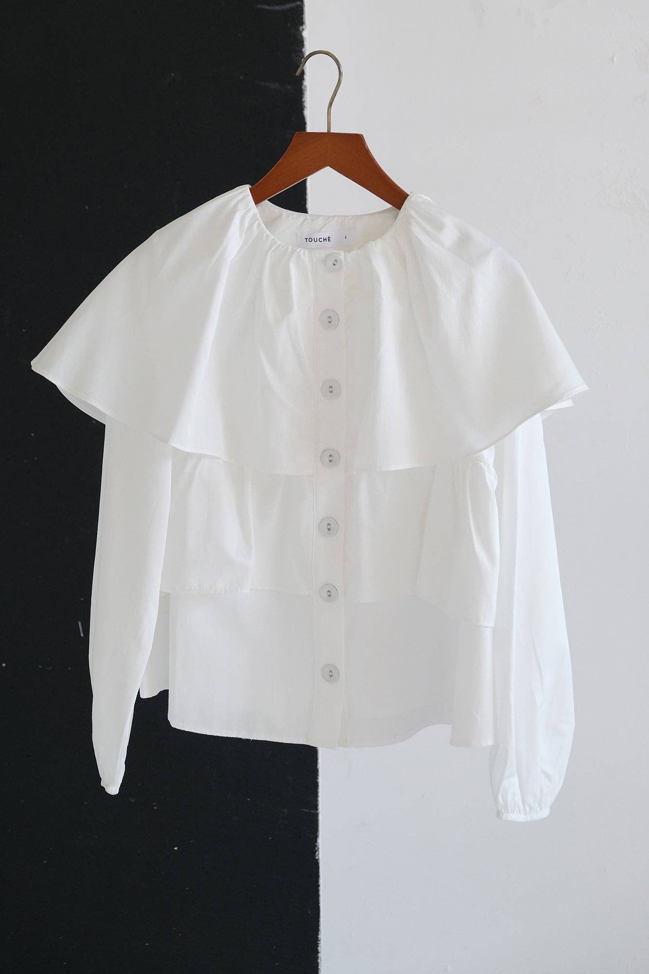 Blusa corta con balze e maniche a sbuffo in misto cotone