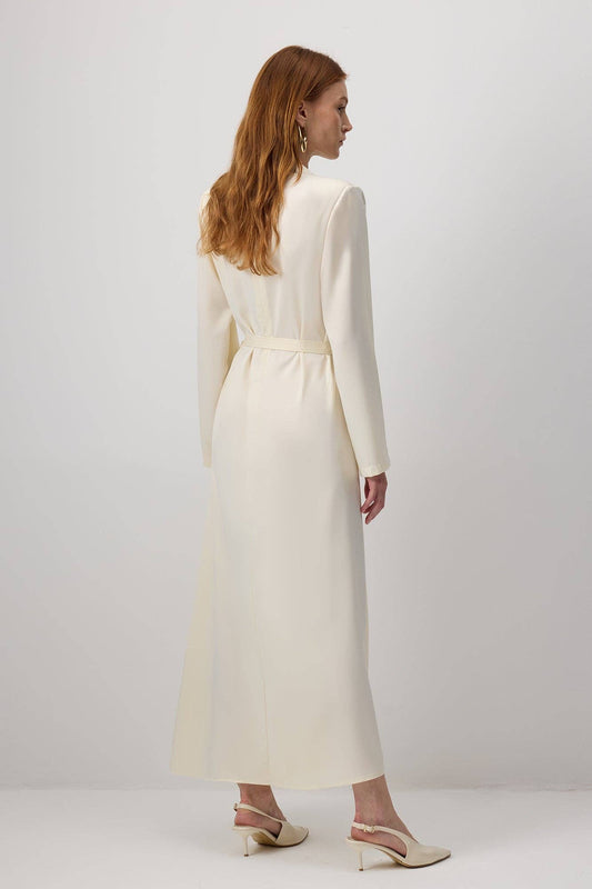 Abito lungo elegante in raso con cintura e scollo a cappuccio