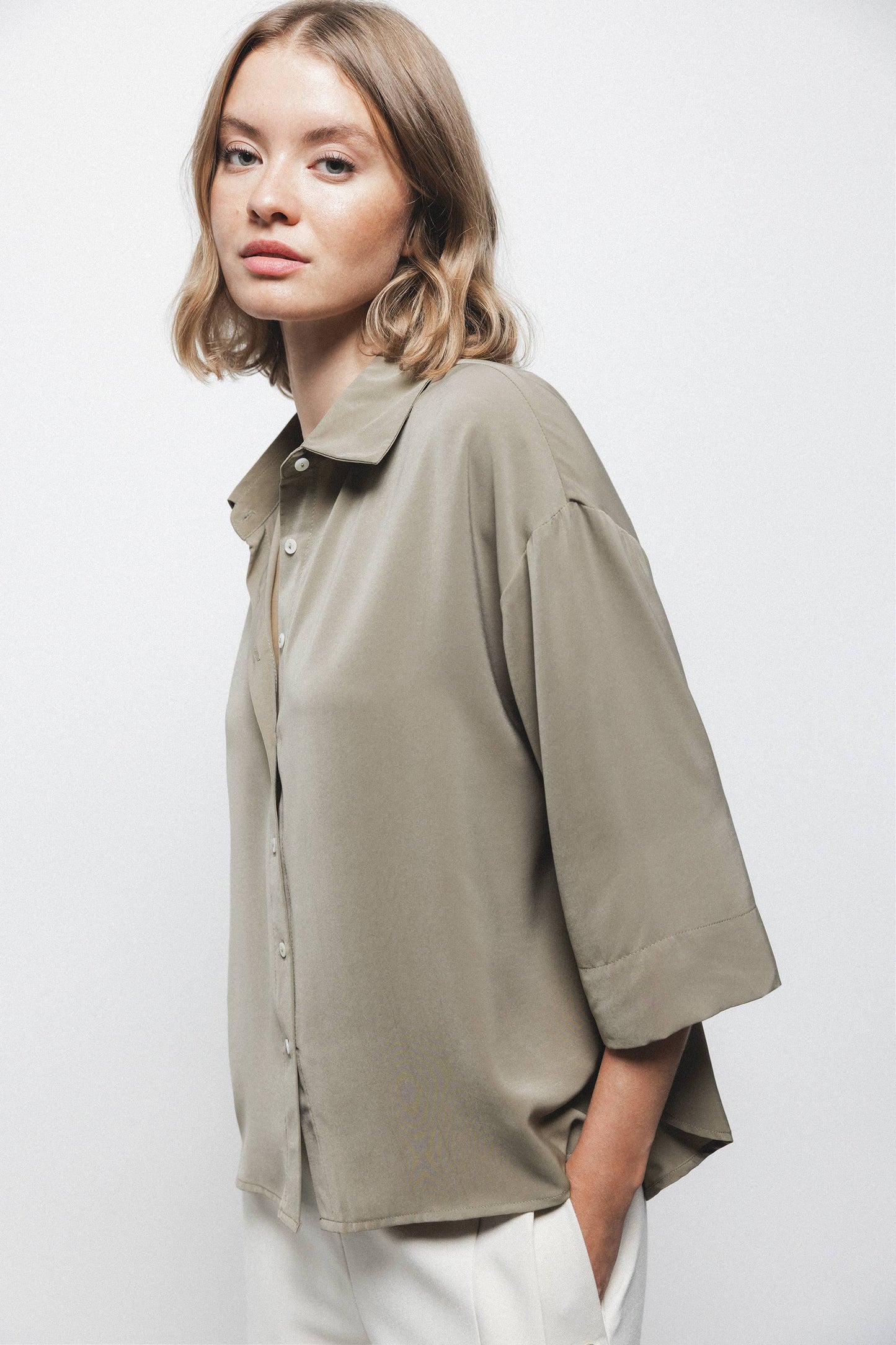 Blusa oversize tinta unita con colletto classico