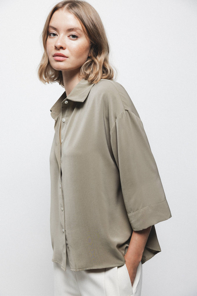 Blusa oversize tinta unita con colletto classico