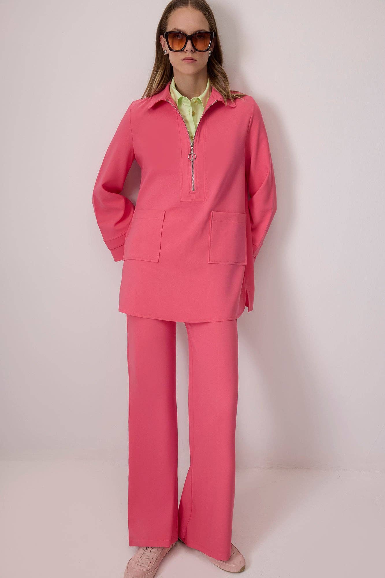 Completo tunica in crêpe rosa con zip e pantaloni svasati