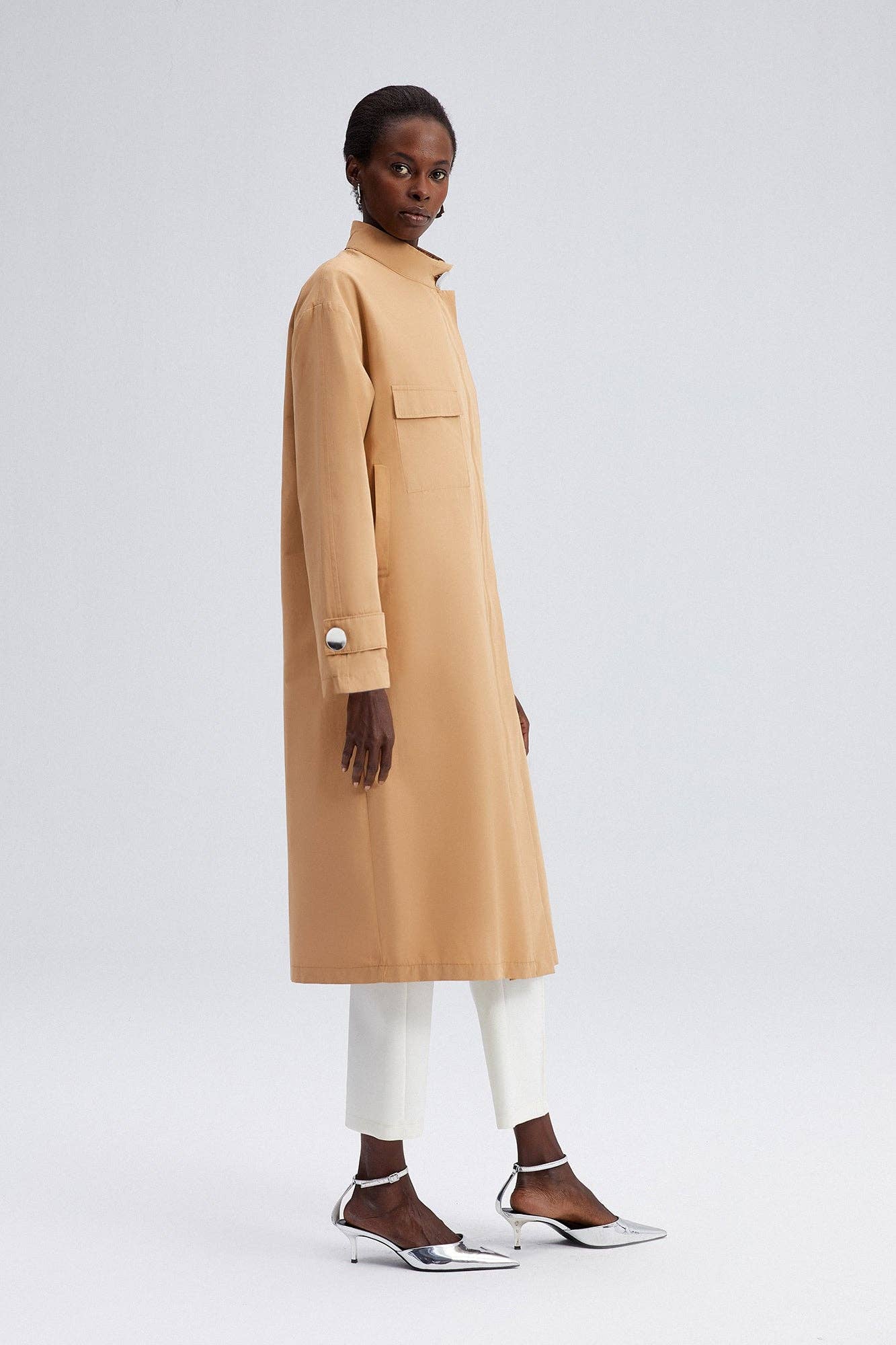 Trench lungo beige con maxi tasche