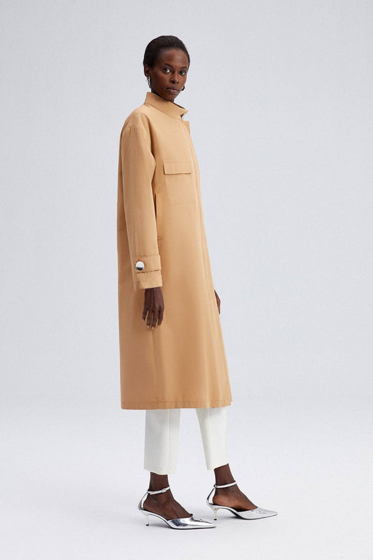 Trench lungo beige con maxi tasche