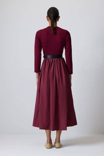 Abito midi plissé bordeaux con cintura