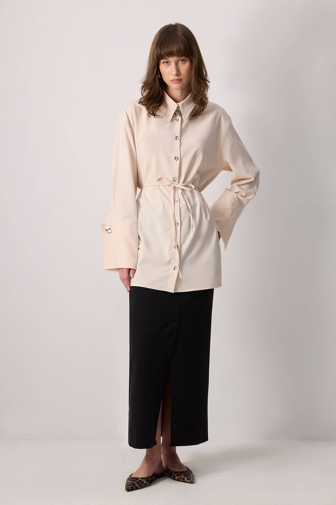 Camicia in viscosa crema con polsini ampi