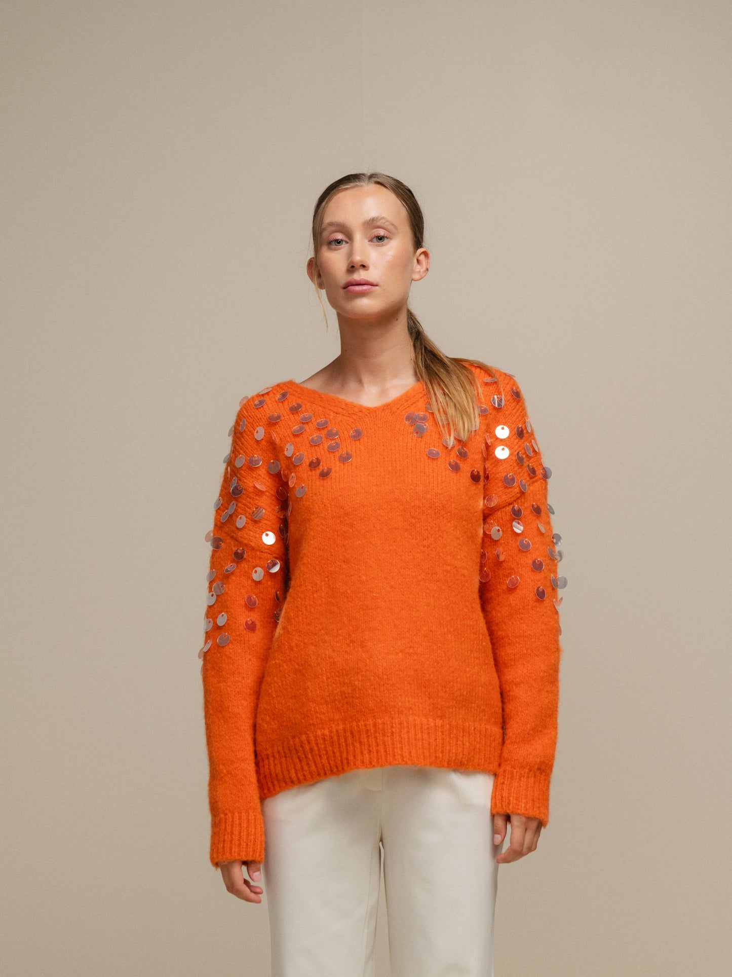 Maglione in maglia con paillettes sulle maniche