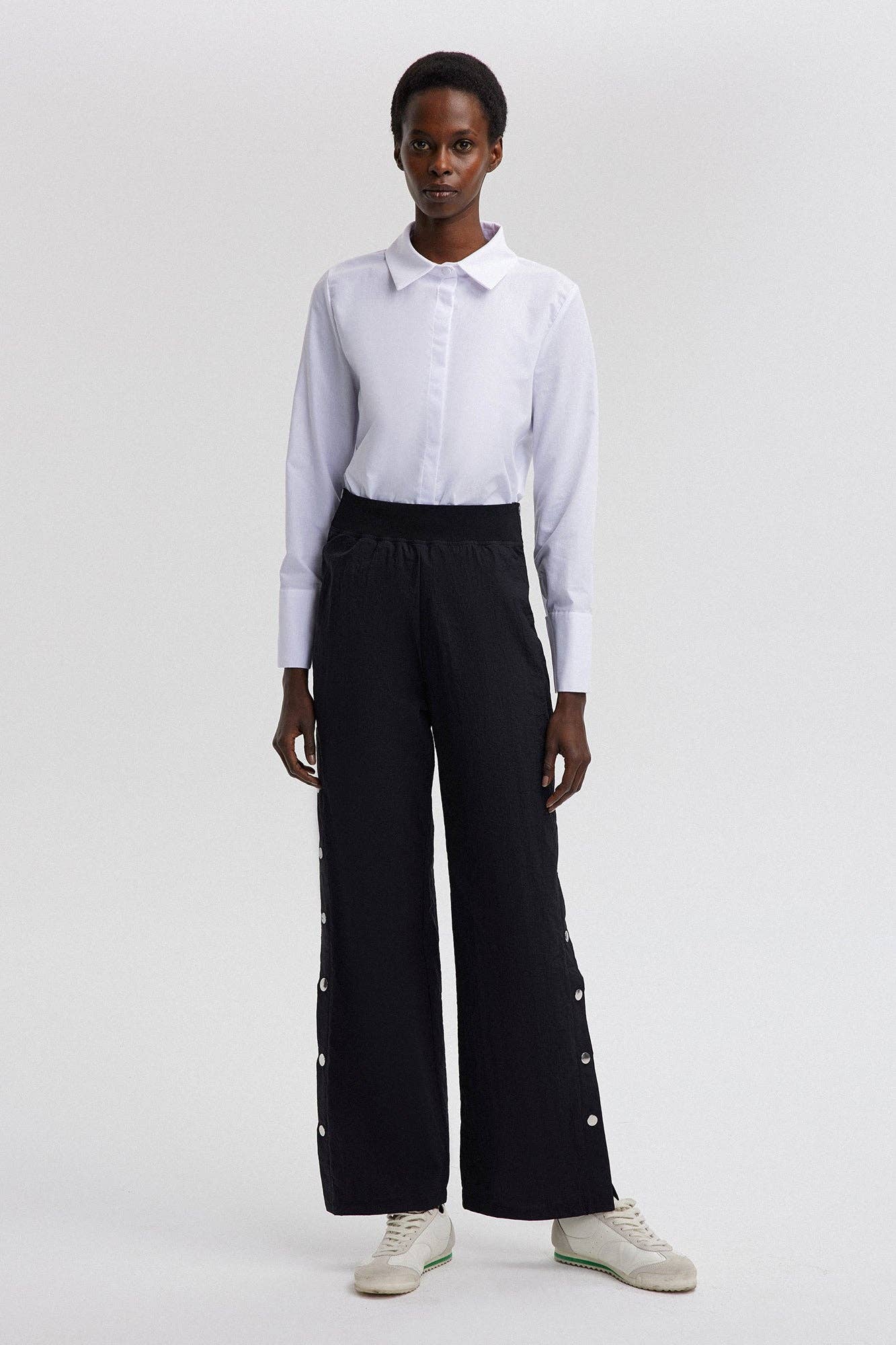 Pantaloni in cotone con vita elastica e bottoni a pressione laterali