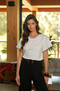 T-shirt ricamata in cotone con bordi a contrasto