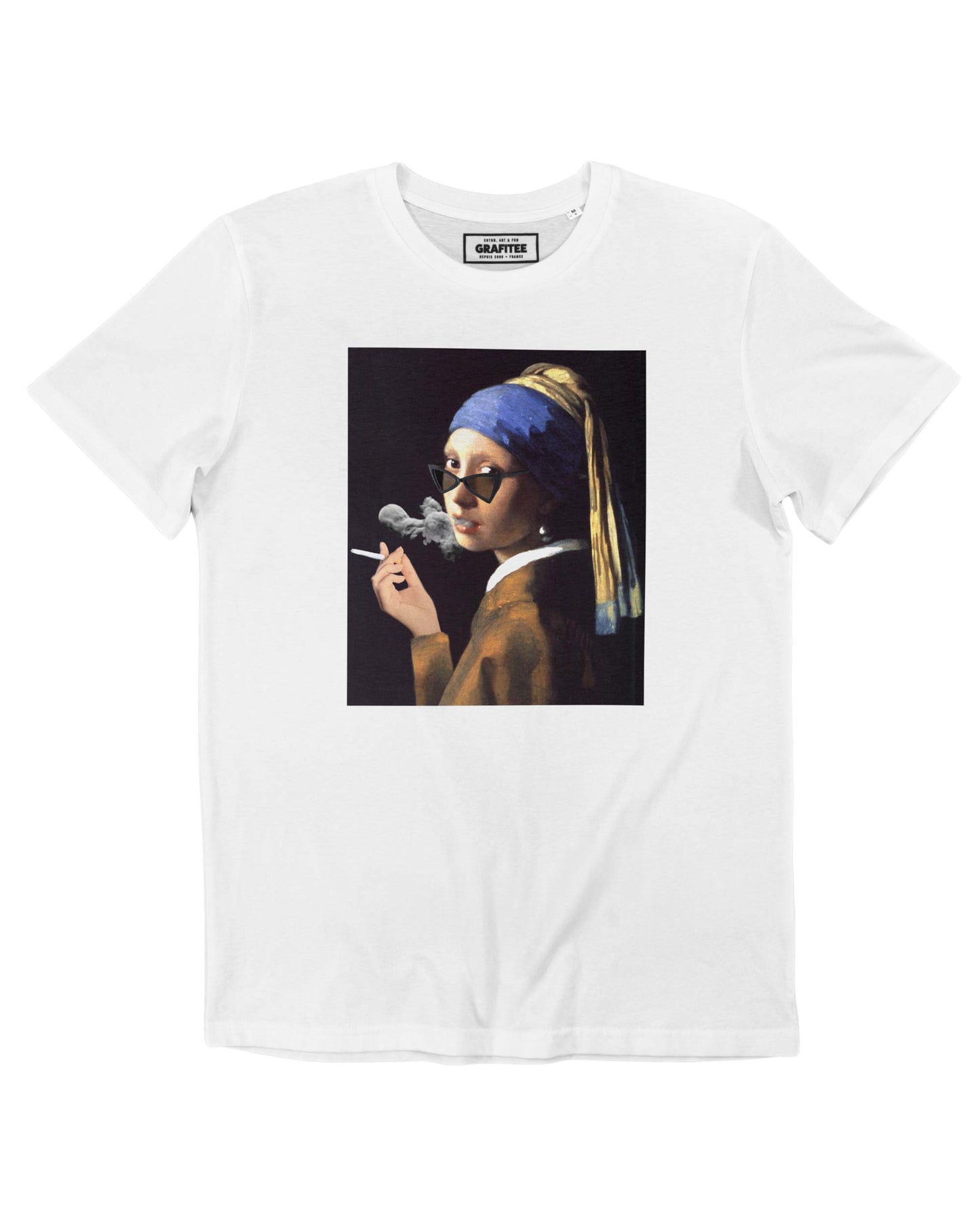 T-shirt unisex bianca con stampa artistica “La ragazza con la sigaretta”