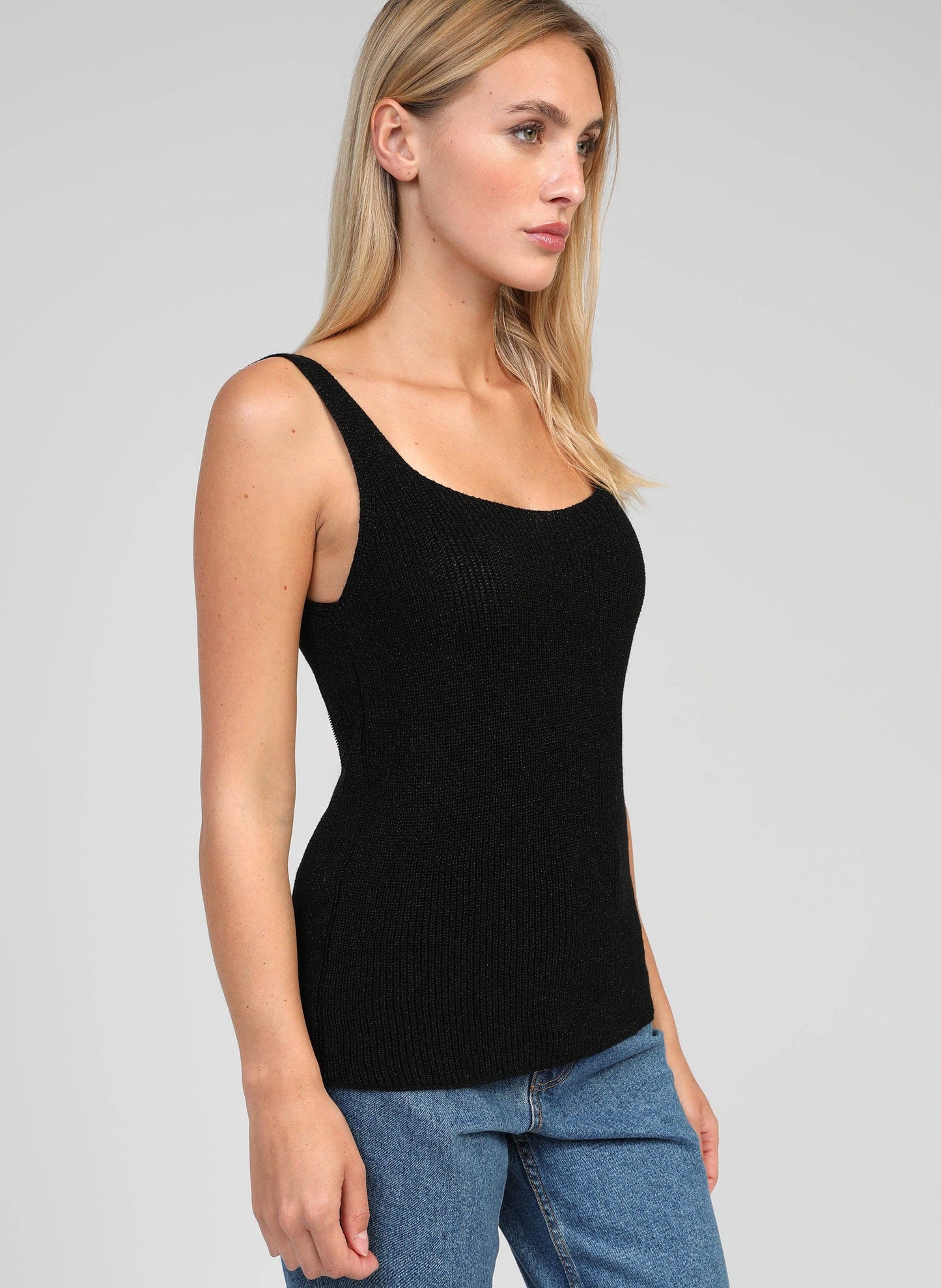 Canotta in maglia metallizzata nera con scollo quadrato