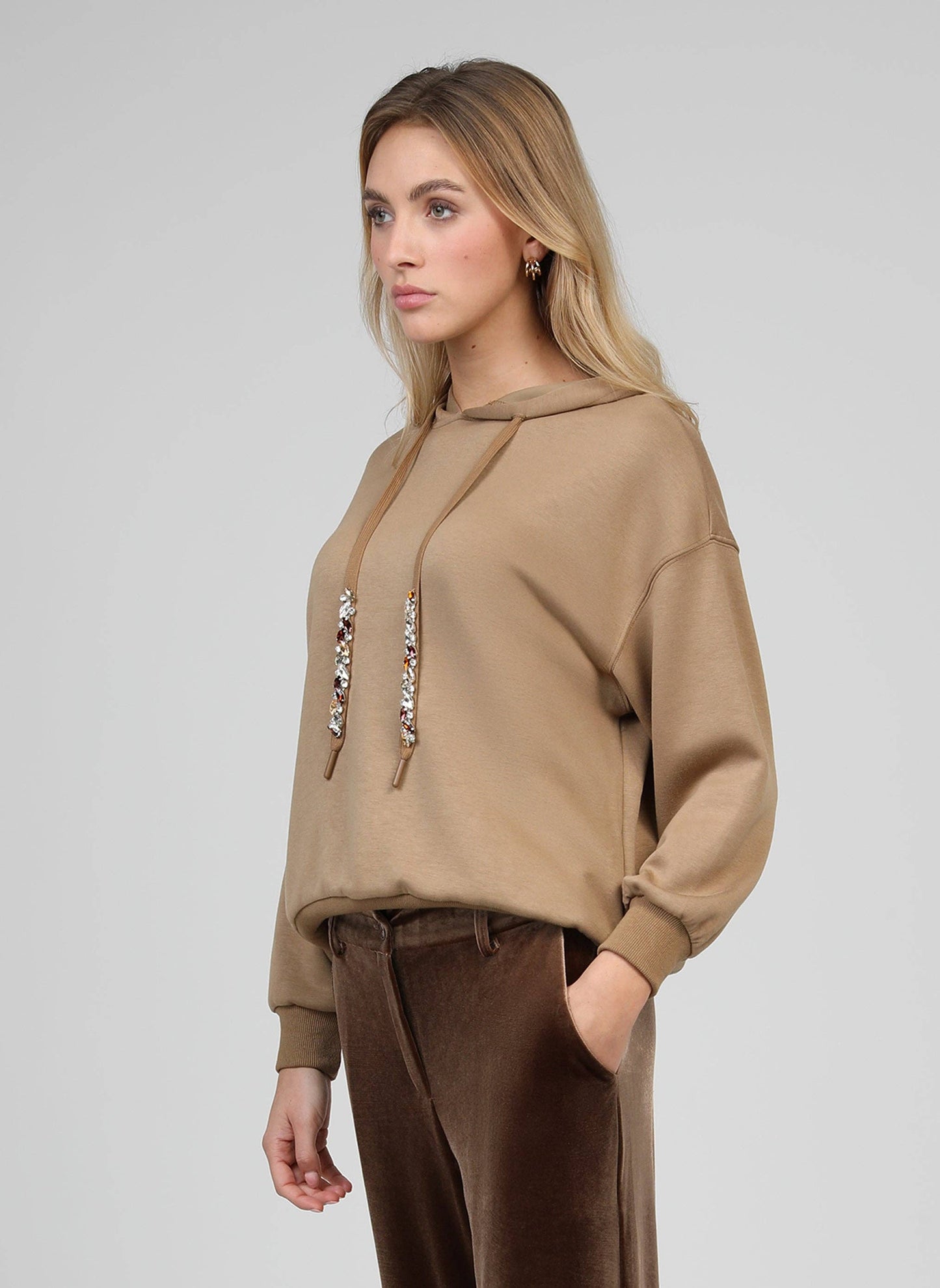 Felpa hoodie Anika cammello con coulisse gioiello