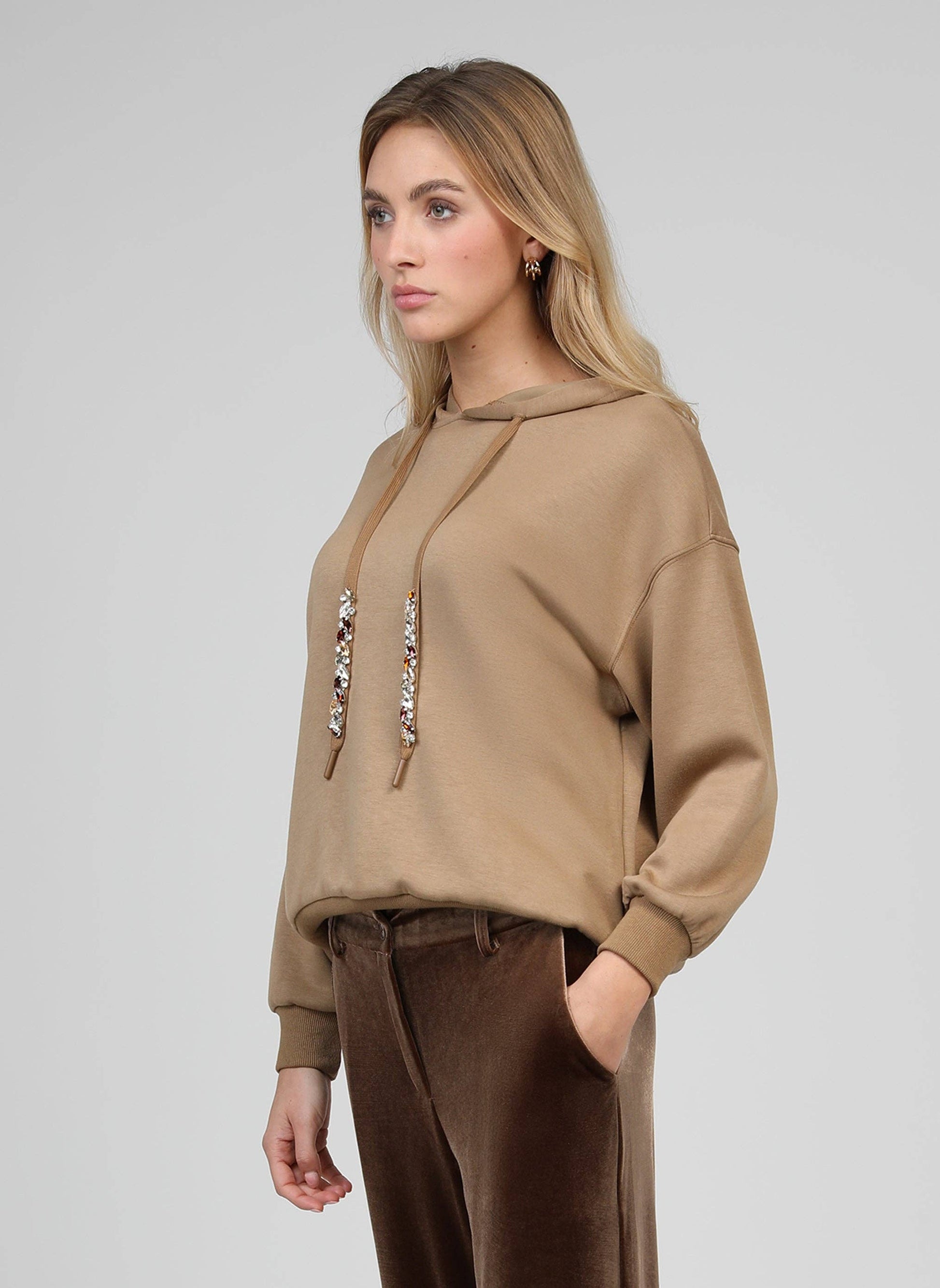 Felpa hoodie Anika cammello con coulisse gioiello