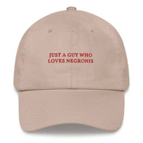 Cappellino dad hat ricamato “Just a Guy Who Loves Negronis”