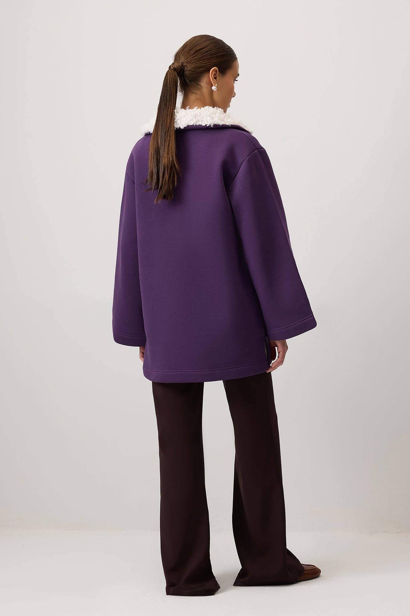Felpa oversize viola con colletto in pelliccia sintetica