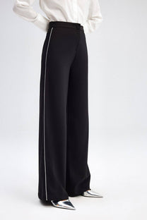 Pantaloni palazzo neri in crepe con piping a contrasto