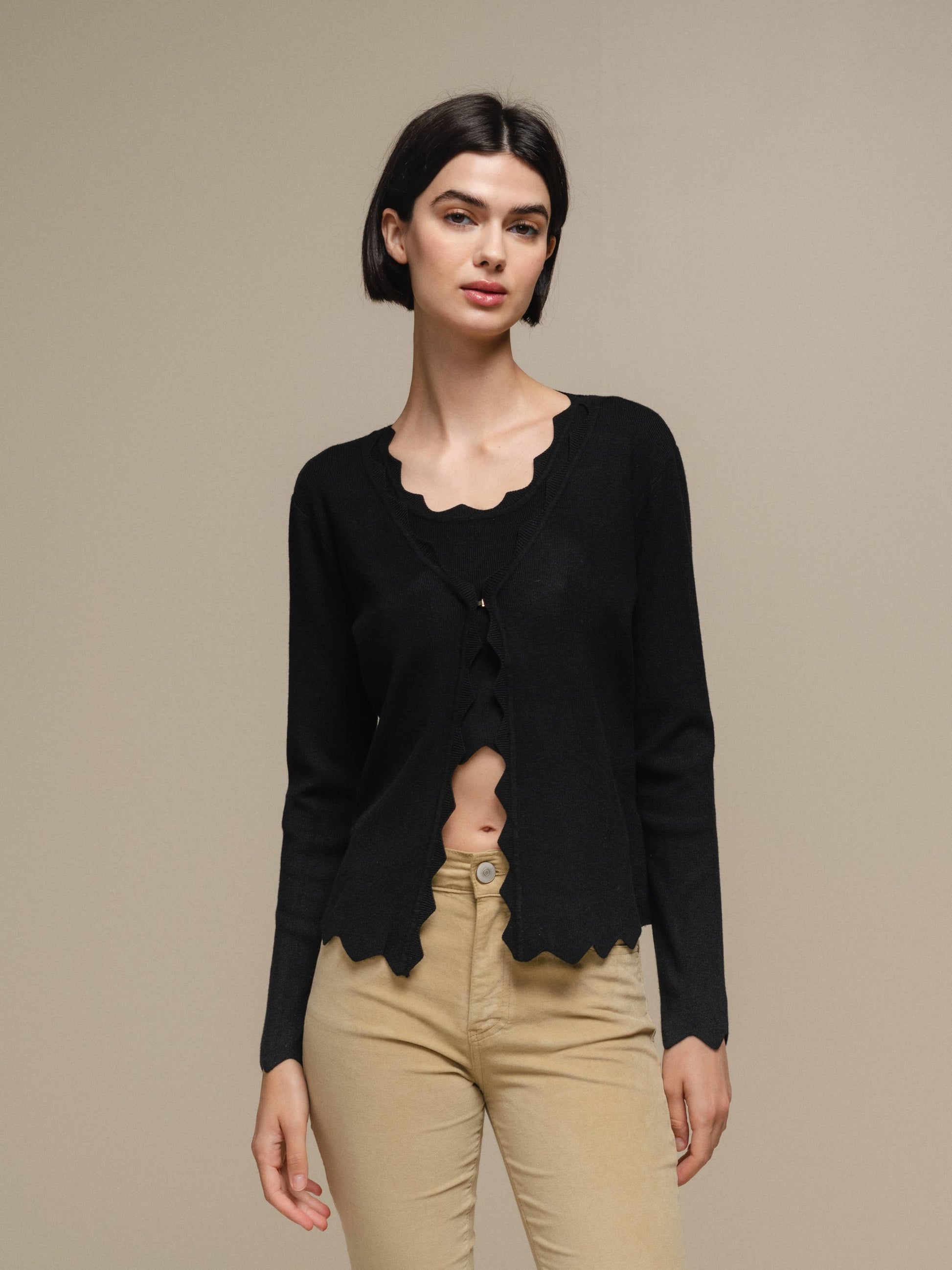 Cardigan donna in maglia con scollo a V e bordo ondulato