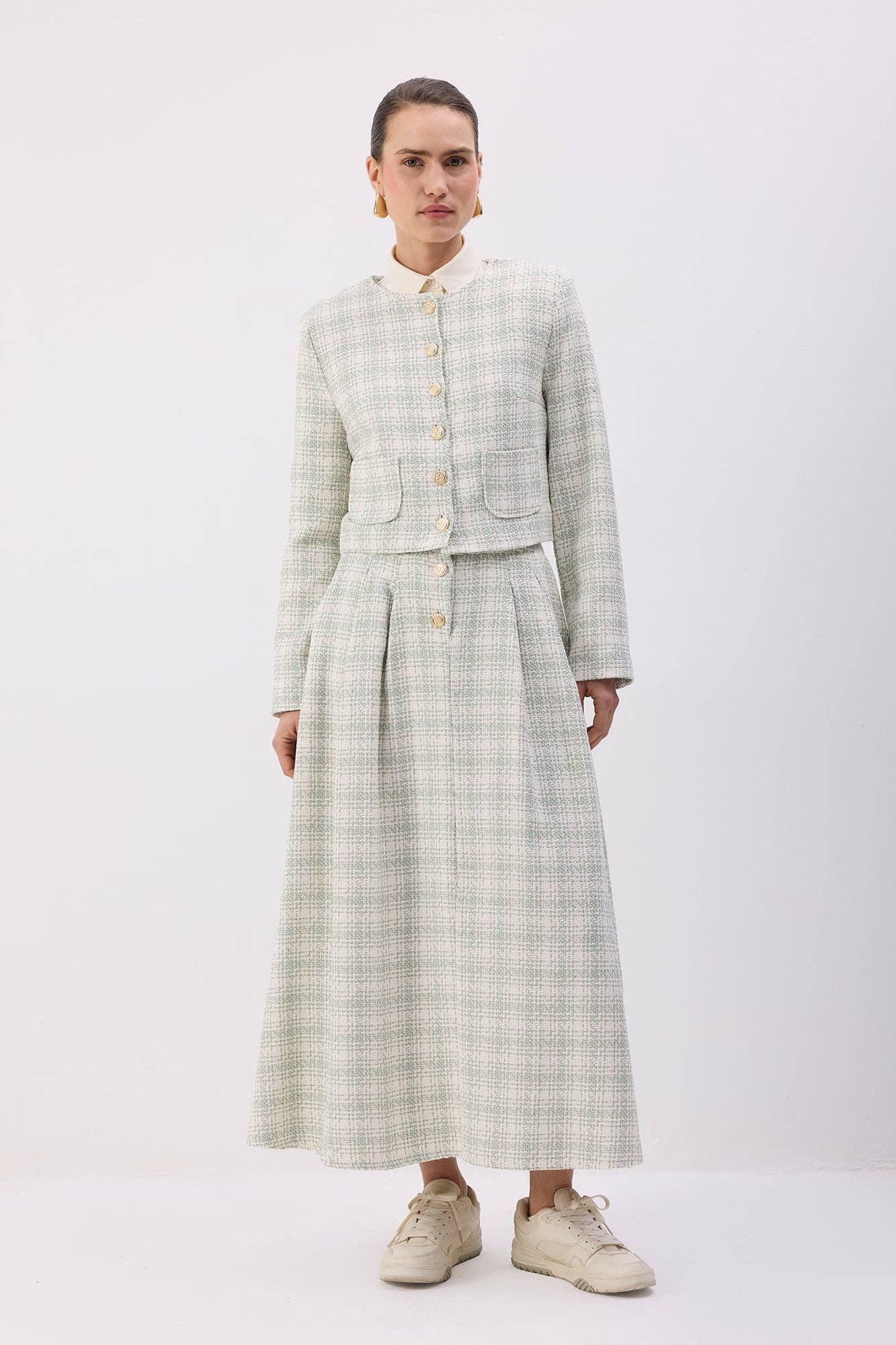 Completo in tweed con giacca corta e gonna lunga