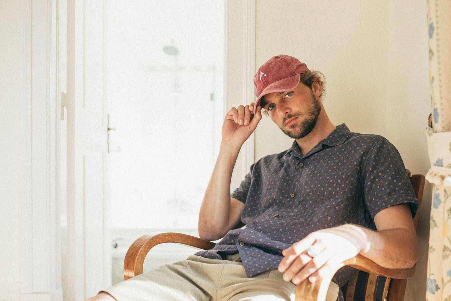 Cappellino da baseball sfumato rosso scuro con fibbia in metallo