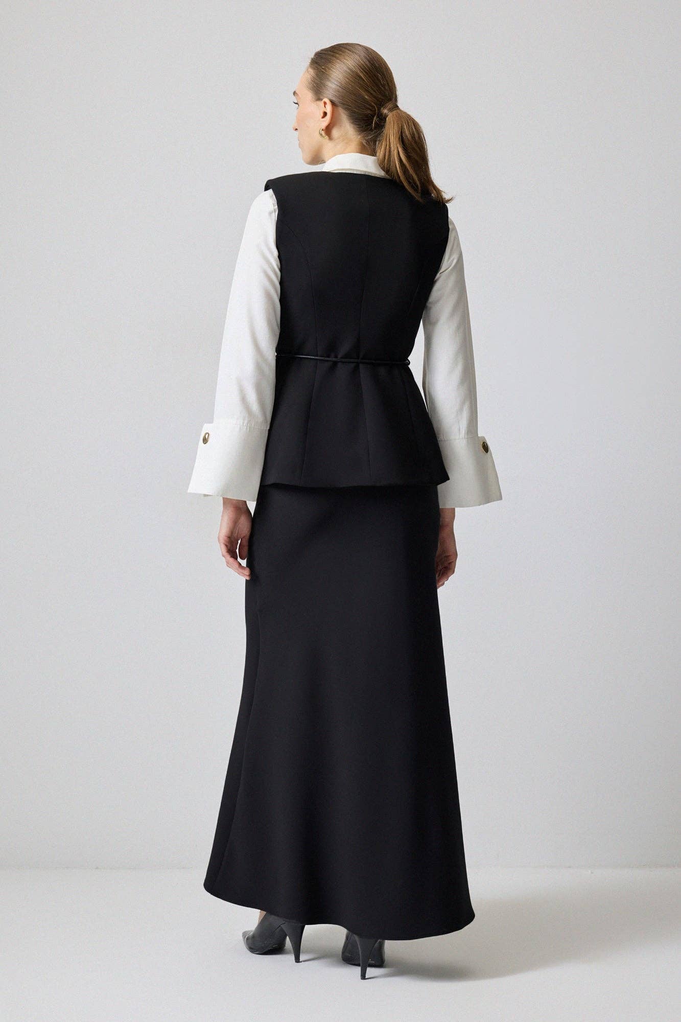 Gilet aderente con bottoni dorati