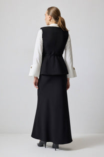 Gilet aderente con bottoni dorati