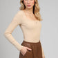 Top a costine nude con scollo quadrato